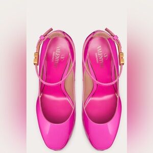 Valentino Garavani platform
Pumps